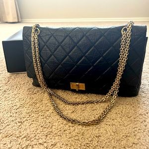 Authentic vintage Chanel maxi reissue Aged Calfskin & Gold-Tone Metal
Black